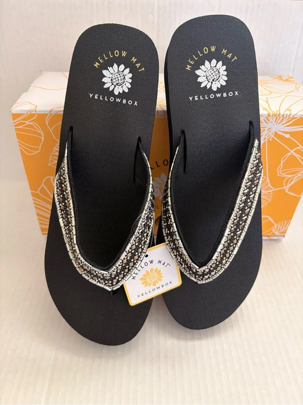 Yellow Box Mellow Mat Women’s Black Embellished Wedge Flip Flops Sz 9 - Picture 9 of 12